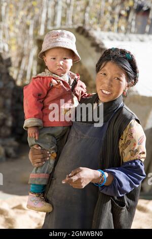 Lhasa, Tibet - 23 ottobre 2006; madre e bambino in colpi di scena di poveri che sono pieni di carattere. Nonostante tutti i travagli e le lotte del Tibet Foto Stock