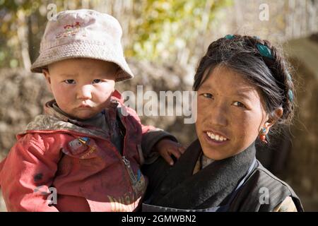 Lhasa, Tibet - 23 ottobre 2006; madre e bambino in colpi di scena di poveri contadini che sono pieni di carattere. Nonostante tutti i travagli del Tibet e st Foto Stock