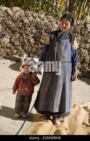 Lhasa, Tibet - 23 ottobre 2006; madre e bambino in colpi di scena di poveri contadini che sono pieni di carattere. Nonostante tutti i travagli del Tibet e st Foto Stock