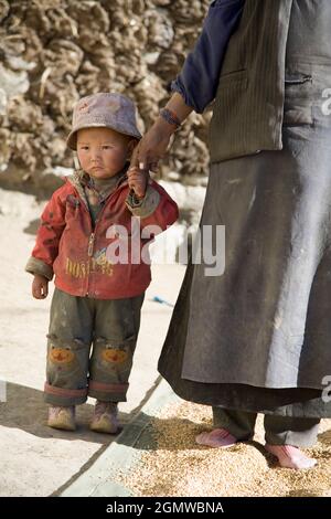 Lhasa, Tibet - 23 ottobre 2006; madre e bambino in colpi di scena di poveri contadini che sono pieni di carattere. Nonostante tutti i travagli del Tibet e st Foto Stock