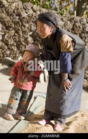 Lhasa, Tibet - 23 ottobre 2006; madre e bambino in colpi di scena di poveri contadini che sono pieni di carattere. Nonostante tutti i travagli del Tibet e st Foto Stock