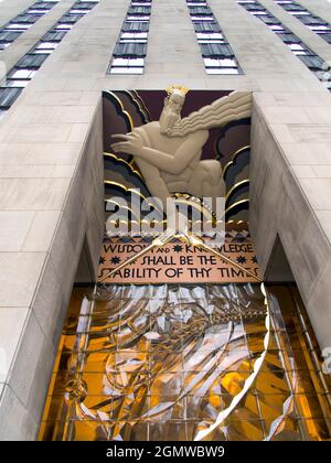 New York, USA - 11 aprile 2013; nessuna gente in vista. Il Rockefeller Center, un pezzo iconico della grandiosa architettura di New York, è un grande complesso di com Foto Stock