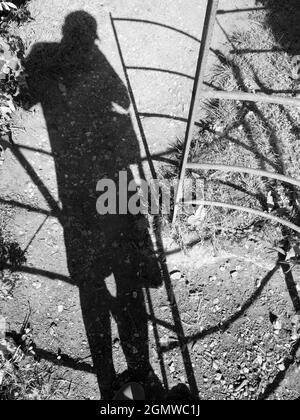 Abingdon, Inghilterra - 31 luglio 2020; nessuna gente in vista, solo me e la mia ombra. Dico sempre che non dovete andare a metà del mondo per ottenere gli interes Foto Stock