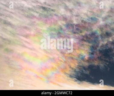 Radley Village, Oxfordshire, Inghilterra - 26 dicembre 2017 suggestivo paesaggio nuvoloso sopra la mia casa a Radley Village, Oxfordshire. Questo è nacreo (madre di p Foto Stock