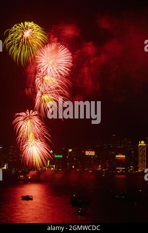 Hong Kong, 2005; allarme politico! Avviso personale di opinione! I fuochi d'artificio di Capodanno sono una parte importante della cultura cinese, eseguita per celebrare speciale o Foto Stock