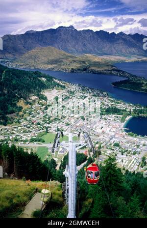 Queenstown, Nuova Zelanda - 1984 . Guardando giù a Queenstown e la catena montuosa Remarkables forma una funivia. Queenstown è un resort panoramico Foto Stock