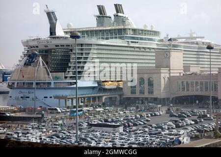 Napoli, Italia - Settembre 2014; nei giorni pre-pandemici, le navi da crociera di lusso come questo hanno afflitto passeggeri in tutto il mondo. Vedremo come Foto Stock