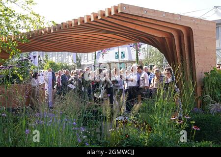 Visitatori durante il RHS Chelsea Flower Show tenuto presso il Royal Hospital Chelsea, Londra. Data foto: Martedì 21 settembre 2021. Foto Stock