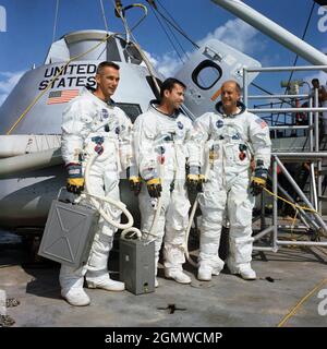 (13 novembre 1968) --- la NASA ha nominato questi tre astronauti come il primo equipaggio della missione spaziale Apollo 10. Da sinistra a destra ci sono Eugene A. Cernan, pilota a modulo lunare; John W. Young, pilota a modulo di comando; e Thomas P. Stafford, comandante. Foto Stock