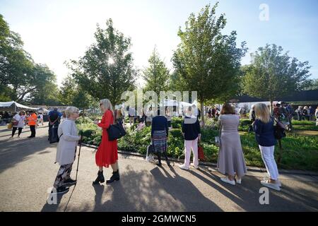 Visitatori durante il RHS Chelsea Flower Show tenuto presso il Royal Hospital Chelsea, Londra. Data foto: Martedì 21 settembre 2021. Foto Stock