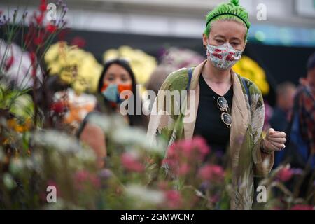 Visitatori durante il RHS Chelsea Flower Show tenuto presso il Royal Hospital Chelsea, Londra. Data foto: Martedì 21 settembre 2021. Foto Stock