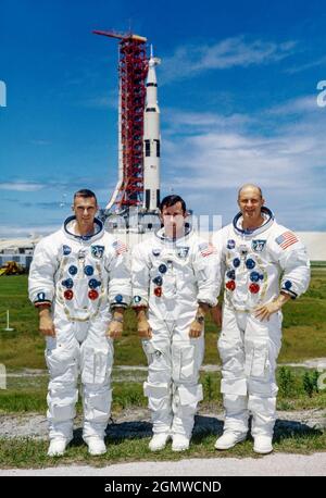 (13 maggio 1969) --- questi tre astronauti sono il primo equipaggio della missione Apollo 10 in orbita lunare. Da sinistra a destra, sono Eugene A. Cernan, pilota a modulo lunare; John W. Young, pilota a modulo di comando; e Thomas P. Stafford, comandante. Sullo sfondo c'è il veicolo spaziale Apollo 10 su Pad B, Launch Complex 39, Kennedy Space Center, Florida. Foto Stock