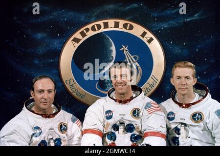 (Dicembre 1970) --- Queste tre astronauti sono il primo equipaggio dell'Apollo 14 atterraggio lunare di missione. Da sinistra a destra, sono D. Edgar Mitchell, modulo lunare pilota; Alan B.Shepard Jr., comandante; e Stuart A. Roosa, il pilota del modulo di comando. L'Apollo 14 emblema è in background. Foto Stock