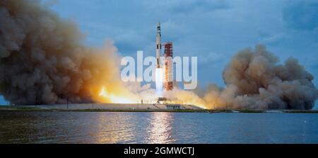 (14 Maggio 1973) --- il veicolo spaziale Skylab 1/Saturn V senza equipaggio è lanciato da Pad A, Launch Complex 39, Kennedy Space Center, Florida, alle 12:00 (EDT), 14 Maggio 1973, per posizionare il cluster della stazione spaziale Skylab in orbita terrestre. Il carico utile Skylab 1 comprendeva quattro dei cinque componenti principali dell'officina orbitale della stazione spaziale, il supporto per telescopio Apollo, l'adattatore docking multiplo e il modulo Airlock. Oltre al carico utile, il secondo stadio Skylab 1/Saturn V (S-11). Il quinto componente principale della stazione spaziale, il modulo di comando servizi con l'equipaggio Skylab 2 a bordo, è stato lanciato a la Foto Stock