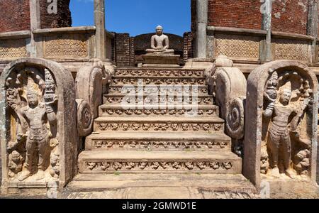 Sri Lanka - Febbraio 2014; il Polonnaruwa Vatadage è un'antica struttura buddista, probabilmente risalente al regno di Polonnaruwa del XII secolo Foto Stock