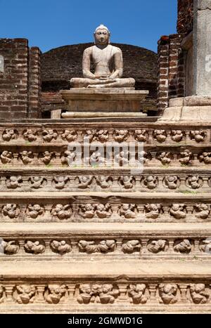 Sri Lanka - Febbraio 2014; il Polonnaruwa Vatadage è un'antica struttura buddista, probabilmente risalente al regno di Polonnaruwa del XII secolo Foto Stock