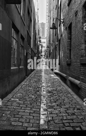 MELBOURNE, AUSTRALIA - Apr 30, 2016: Una stretta corsia cittadina con pavimentazione in mattoni a Melbourne Foto Stock