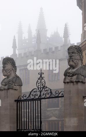 Oxford, la città storica delle guglie sognanti, può sembrare abbastanza misteriosa in condizioni di nebbia; guglie mezzo-oscurate, statue e torri gotiche si profilano Foto Stock