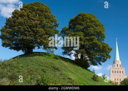 Oxford, Oxfordshire, UK - 2010; adiacente al Castello di Oxford si trova il Mound, una delle parti più antiche di Oxford. È il resti di una Motte normanna Foto Stock