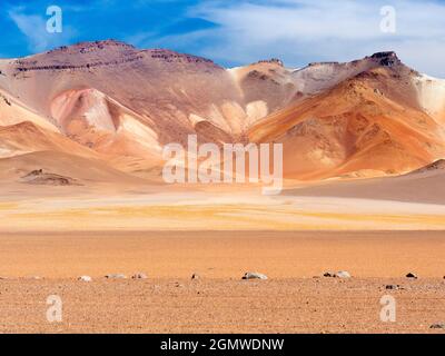 Deserto di Siloli, Bolivia - 25 maggio 2018 il Desierto de Siloli è un deserto di montagna alto e asciutto situato nell'Altiplano, nella Bolivia sud-occidentale; la maggior parte di t Foto Stock