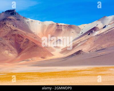 Deserto di Siloli, Bolivia - 25 maggio 2018 il Desierto de Siloli è un deserto di montagna alto e asciutto situato nell'Altiplano, nella Bolivia sud-occidentale; la maggior parte di t Foto Stock