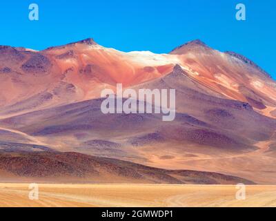 Deserto di Siloli, Bolivia - 25 maggio 2018 il Desierto de Siloli è un deserto di montagna alto e asciutto situato nell'Altiplano, nella Bolivia sud-occidentale; la maggior parte di t Foto Stock