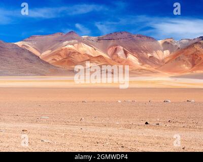 Deserto di Siloli, Bolivia - 25 maggio 2018 il Desierto de Siloli è un deserto di montagna alto e asciutto situato nell'Altiplano, nella Bolivia sud-occidentale; la maggior parte di t Foto Stock