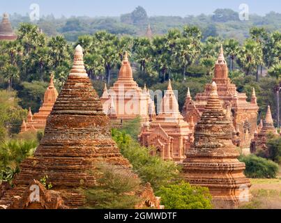 Bagan, Myanmar - 29 gennaio 2013; uno dei grandi templi buddisti nella valle di Bagan a Mandalay, Myanmar. Dal IX al XIII secolo, la città Foto Stock