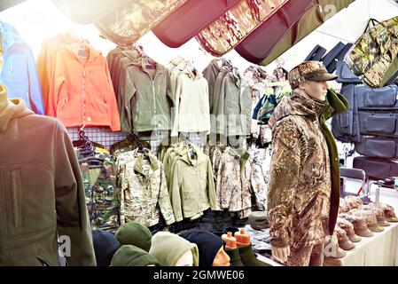 Abbigliamento caldo per i cacciatori nel mercato Foto Stock