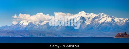 Lago Titicaca, Bolivia - 18 maggio 2018 una vista maestosa delle Ande boliviane, vista dall'Isola del Sole sul Lago Titicaca. In realtà, la montagna Foto Stock