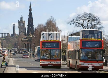 Edinburgh, Scotland, UK - 2006; Princes Street è una delle maggiori arterie nel centro di Edimburgo, Scozia e la principale strada dello shopping nella città di ca Foto Stock