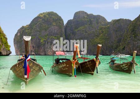 Isola di Phuket, Thailandia - Aprile 2011; barche turistiche ormeggiate sulla spiaggia dorata dell'Isola di Khao Phing Kan, Phuket Thailandia. Khao Phing Kan si trova in Foto Stock