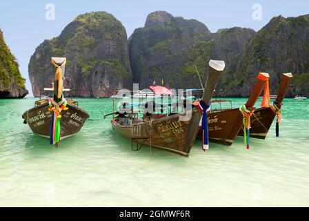 Isola di Phuket, Thailandia - Aprile 2011; barche turistiche ormeggiate sulla spiaggia dorata dell'Isola di Khao Phing Kan, Phuket Thailandia. Khao Phing Kan si trova in Foto Stock