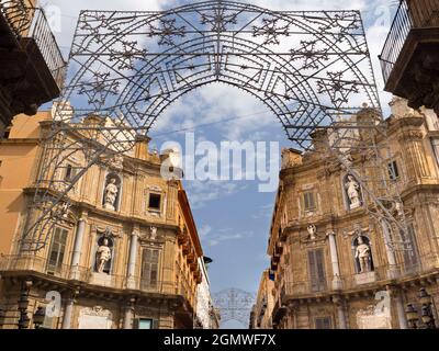 Palermo, Sicilia, Italia - 23 settembre 2019 Piazza Vigliena è una grandiosa piazza barocca di Palermo, in Sicilia, costruita dai fonderi1608-1620 al Foto Stock