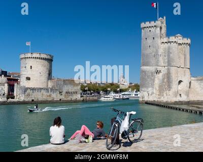 La Rochelle, Francia - 7 settembre 2015 picnic all'aperto di fronte alle torri del castello medievale all'ingresso del Porto Vecchio di la Rochelle (Porto Vecchio Foto Stock