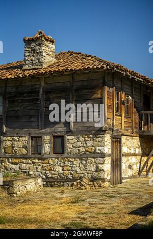 Foto verticale della vecchia casa rustica. Foto Stock