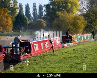 Abingdon, Inghilterra - Dicembre 2012; Abingdon-on-Thames dichiara di essere la città più antica in Inghilterra. Qui vediamo la vista dal Tamigi su una multa, tardi Foto Stock