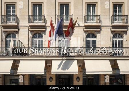 GINEVRA, SVIZZERA - 31 AGOSTO 2021: Four Seasons Hotel des Bergues, Ginevra. Storico hotel di lusso a cinque stelle dal 1834 sulle rive del Lago di Ginevra. Foto Stock