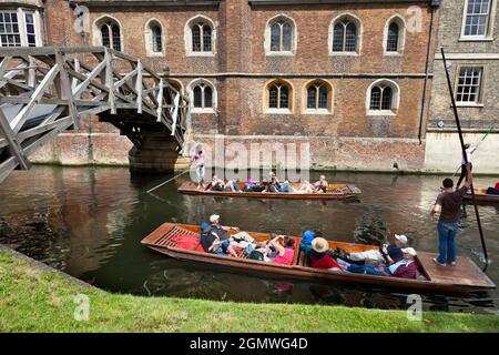 Cambridge, Cambridgeshire - 20 luglio 2009; gruppo di persone in vista, divertirsi. Punting sul fiume Cam in estate, avvicinandosi Mathematical Bridge of Foto Stock