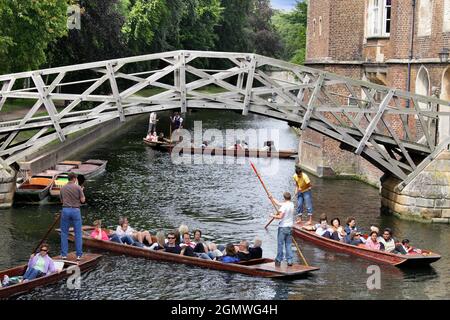 Punting on the Cam - Under Mathematics Bridge, Queen's College Cambridge 2 Cambridge, Cambridgeshire - 20 luglio 2009; gruppo di persone in vista, avendo f Foto Stock