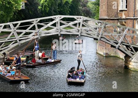 Cambridge, Cambridgeshire - 20 luglio 2009; gruppo di persone in vista, divertirsi. Punting sul fiume Cam in estate, avvicinandosi Mathematical Bridge of Foto Stock