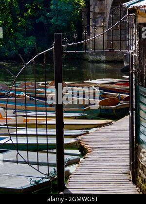 Oxford, Inghilterra - 5 settembre 2019; una scena tranquilla da Magdalen Bridge sul fiume Cherwell a Oxford, Inghilterra. Questo è un luogo famoso per il pugno Foto Stock