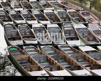 Oxford, Inghilterra - 10 ottobre 2019; una scena tranquilla di Magdalen Bridge sul fiume Cherwell a Oxford, Inghilterra. Questo è un luogo famoso per il pugno Foto Stock