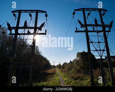 Oxfordshire, Inghilterra - 31 Ottobre 2018 Un paio di tralicci di elettricità a Kennington, da entrambi i lati di un sentiero pedonale e ciclabile attraverso la campagna t Foto Stock