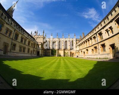 Oxford, Inghilterra - 5 maggio 2016; nessuna gente in vista. All Souls College fu fondato da Enrico VI d'Inghilterra e da Enrico Chichele (arcivescovo di Canterbury), i Foto Stock