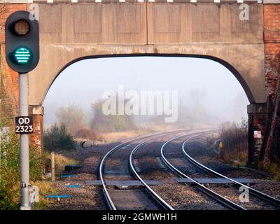 Radley Village, Oxfordshire, Inghilterra - 22 novembre 2020 ; nessuna gente in vista. Questo è Radley Railway Bridge Radley, appena fuori dalla stazione di Radley. E. Foto Stock