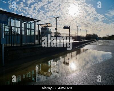 Radley Village, Oxfordshire, Inghilterra - 15 novembre 2020; Nessuna persona in vista. Il mondo si rifletteva nelle pozzanghere, dopo la pioggia pesante. Riflessi surreali Foto Stock