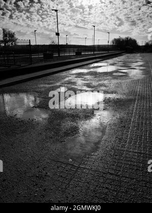 Radley Village, Oxfordshire, Inghilterra - 15 novembre 2020; Nessuna persona in vista. Il mondo si rifletteva nelle pozzanghere, dopo la pioggia pesante. Riflessi surreali Foto Stock