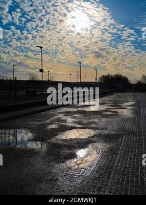 Radley Village, Oxfordshire, Inghilterra - 15 novembre 2020; Nessuna persona in vista. Il mondo si rifletteva nelle pozzanghere, dopo la pioggia pesante. Riflessi surreali Foto Stock