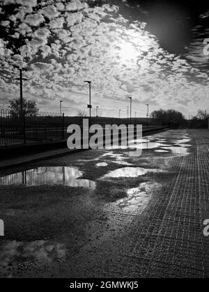 Radley Village, Oxfordshire, Inghilterra - 15 novembre 2020; Nessuna persona in vista. Il mondo si rifletteva nelle pozzanghere, dopo la pioggia pesante. Riflessi surreali Foto Stock